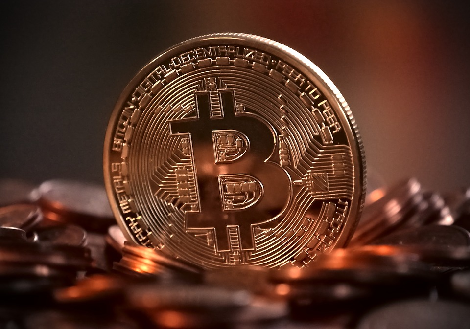 比特币升破8.5万美元创八个月新高：立法折戟反成催化，资金从AI回流加密