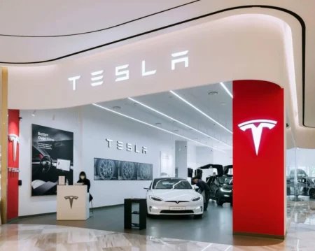 特斯拉（TSLA）股价下跌，因Roadster在历经九年延期后终于回归