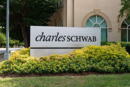 XRP ETF 曝光度增长，Charles Schwab 申请引发疑问