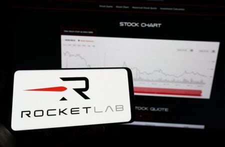 火箭实验室公司（RKLB）股价暴跌10%，制造缺陷将Neutron首次发射推迟至2027年