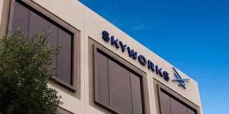 Skyworks Solutions (SWKS) 在 Qorvo 合并势头推动下攀升至 52 周高点