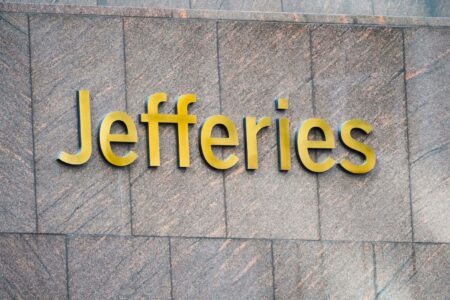 尽管杰富瑞（JEF）第三季度盈利超预期，但其股价在盘后交易中仍下跌4%