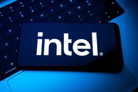 英特尔（INTC）股价承压，转型面临新考验