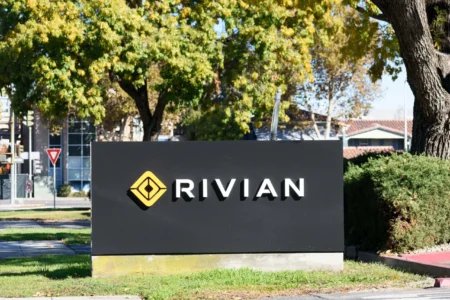 Rivian (RIVN) 股价因近9.9万辆电动汽车召回而下跌