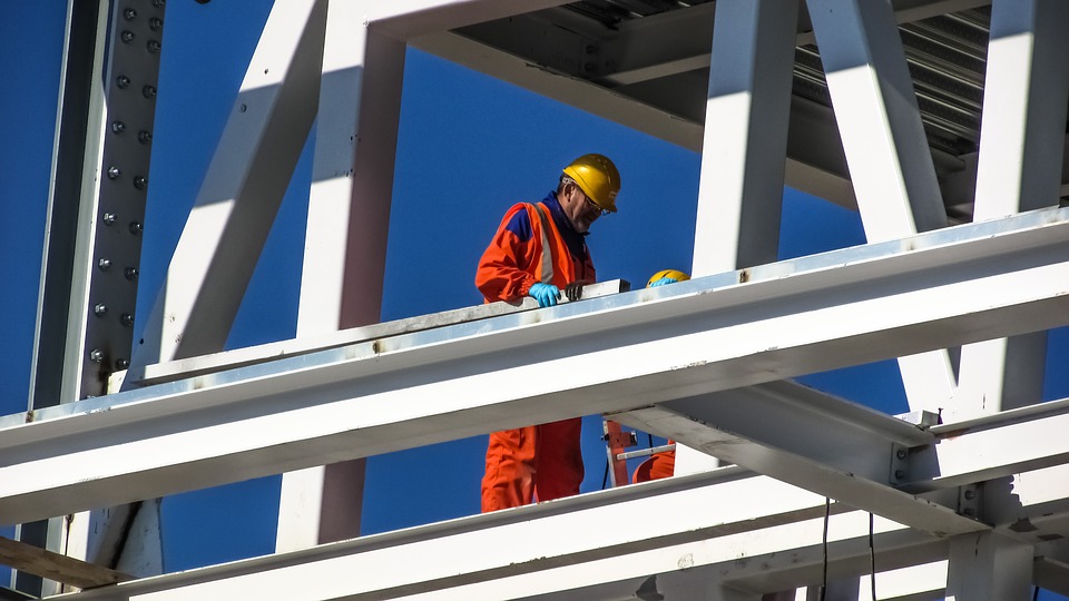 AI算力基建支撑,卡特彼勒Q2营收首次跨过200亿门槛,全面上调全年业绩指引